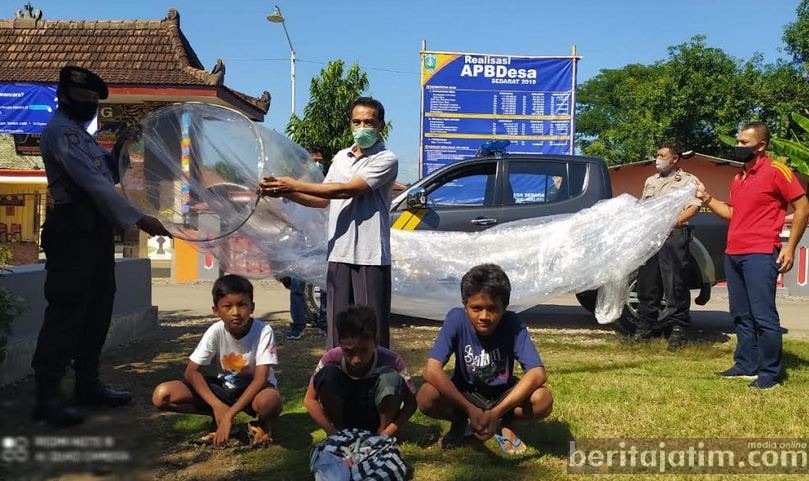 Sadar Membahayakan, Warga di Ponorogo Serahkan Balon Udara dan Mercon ke Polisi