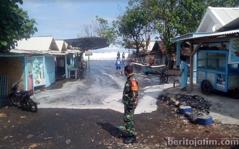 Ombak Pantai Selatan Terjang Pemukiman
