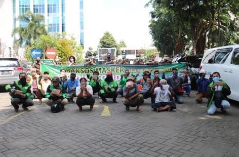 Ribuan Masker Dibagikan Kejati Jatim pada Pengguna Jalan