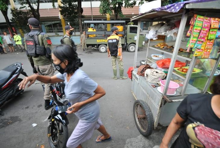 PSBB Surabaya, Masih Banyak Warung Layani Ngopi dan Makan di Tempat