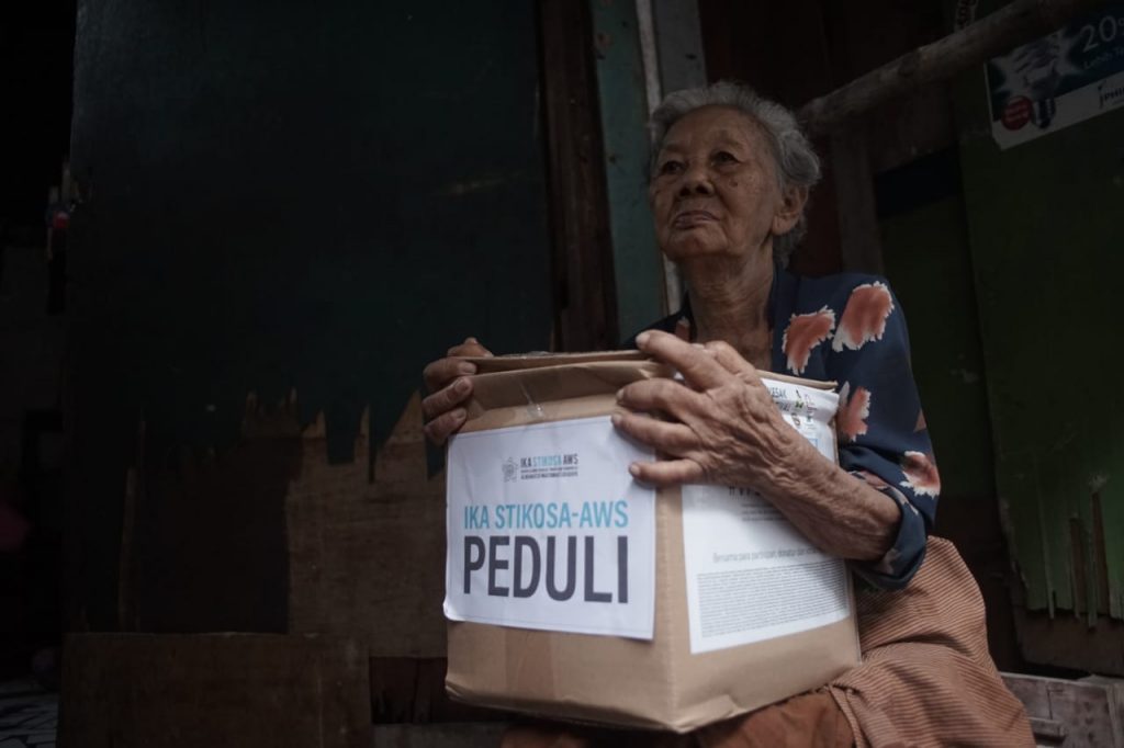 IKA Stikosa AWS Bersama GUSDURian Peduli Salurkan 150 Paket Sembako