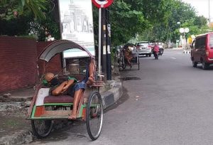 Tanpa Penumpang, Tak Apa, Ada Banyak Pemberi Sedekah