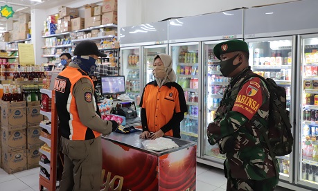 Petugas Gabungan Razia Mall di Surabaya
