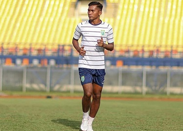 Libur Pandemi, Pemain Persela M Zainur Pilih Jadi Penggembala Sapi