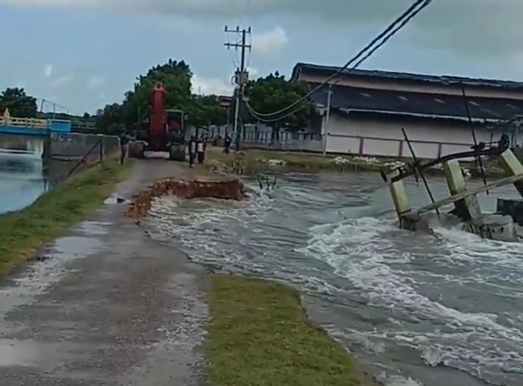 Jalan Putus, Warga Gersik Putih ke Kecamatan Gapura Harus Lewat Tambak Garam