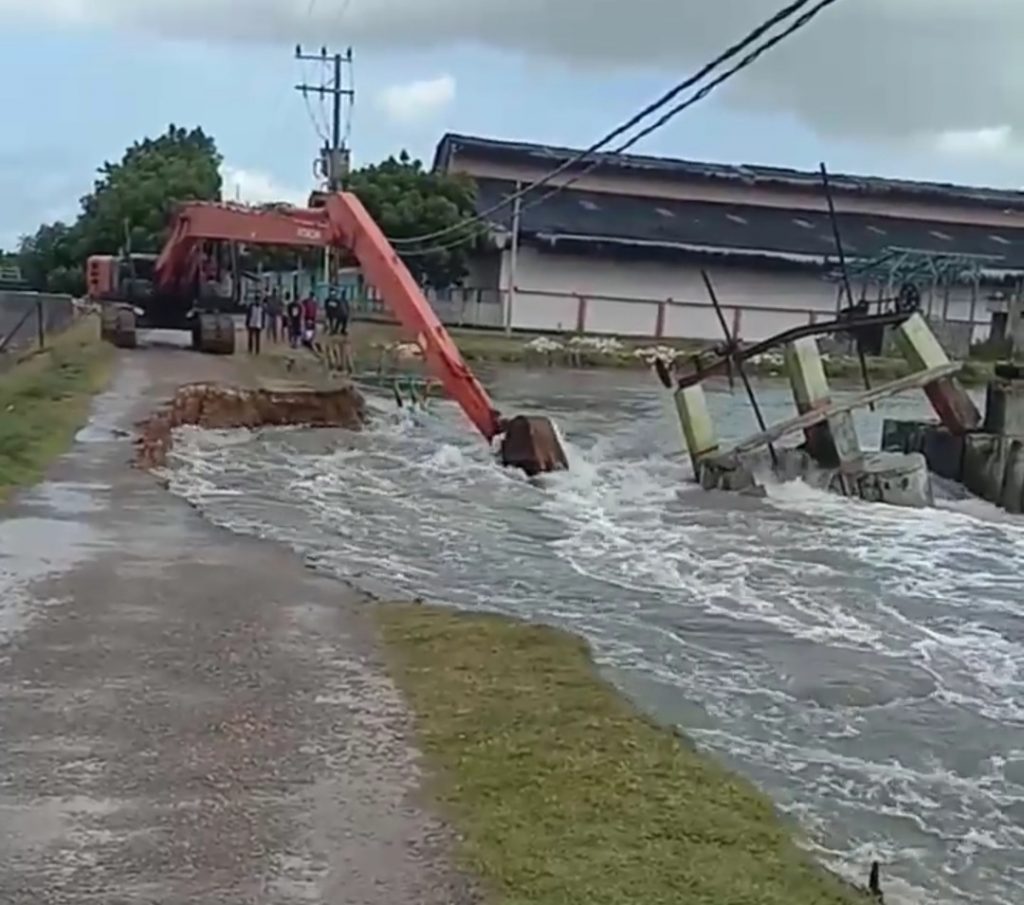 Dam Jebol, 50 KK di Gersik Putih Kesulitan Air Bersih