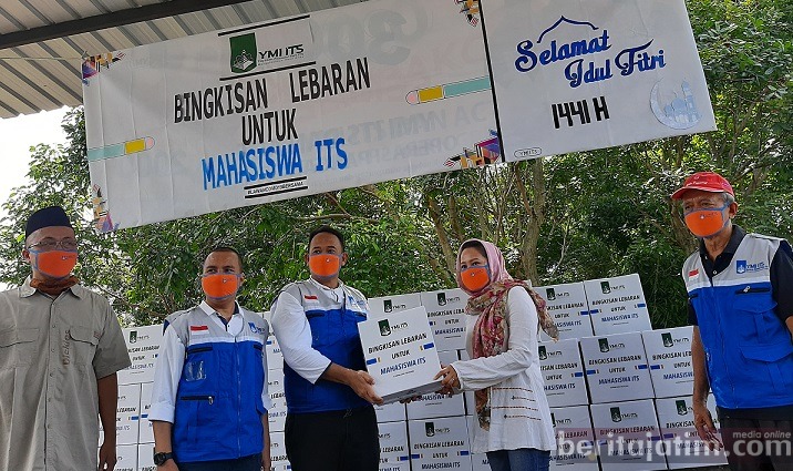 Tertahan di Asrama ITS, Mahasiswa Rantau Diberi Bingkisan Lebaran