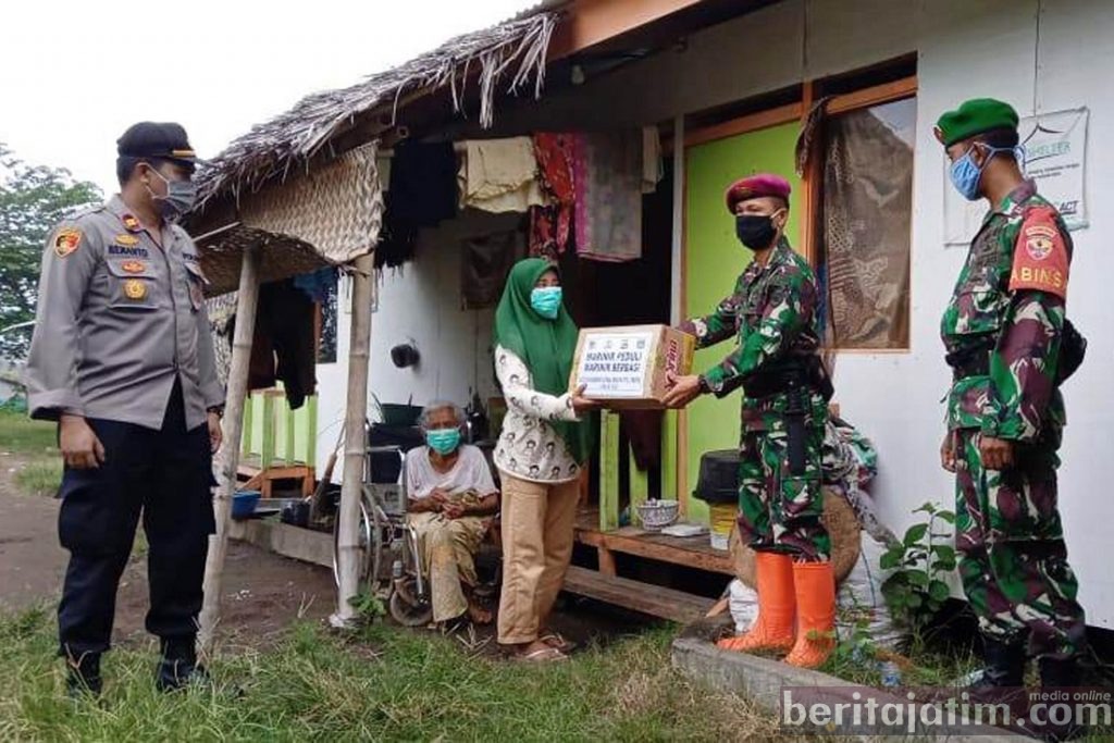 Satgas Marinir Percepatan Pembangunan Lombok Bagikan Sembako
