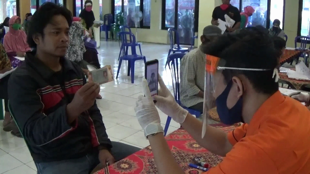 Puluhan Warga Kabupaten Kediri Terima BLT dari DD