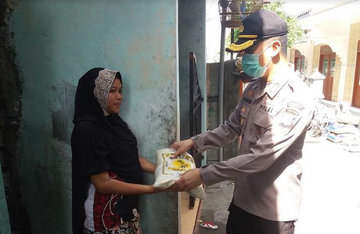 Kapolres Gresik Blusukan ke Kampung-Kampung Bagi Sembako kepada Warga