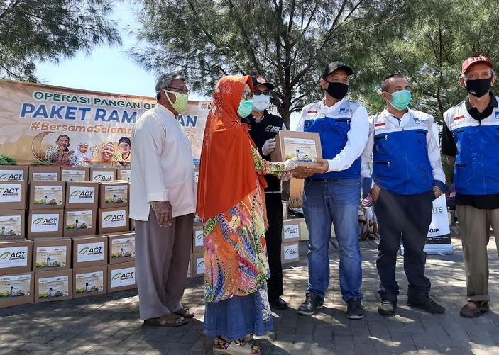 Yayasan Manarul Ilmi ITS Donasi Paket Ramadhan di Kampung Nelayan Kenjeran