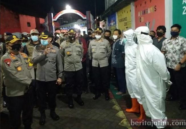 Ditemani Gerimis Malam, Kapolda Jatim Sidak Kampung Tangguh di Gresik