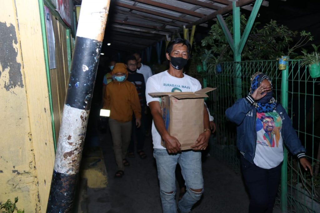 Tokoh Masyarakat Kapas Madya Ikut Bagikan Makan Sahur dari Cak Machfud
