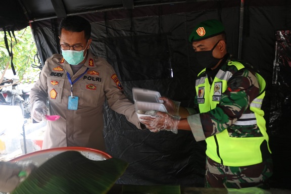 TNI-Polri Sediakan Dapur Umum Bagi Warga Terdampak Covid-19