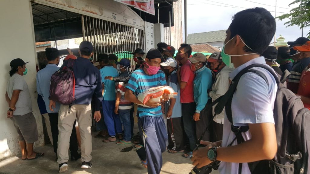 Pembagian Masker dan Beras di Malang Justru Picu Kerumunan