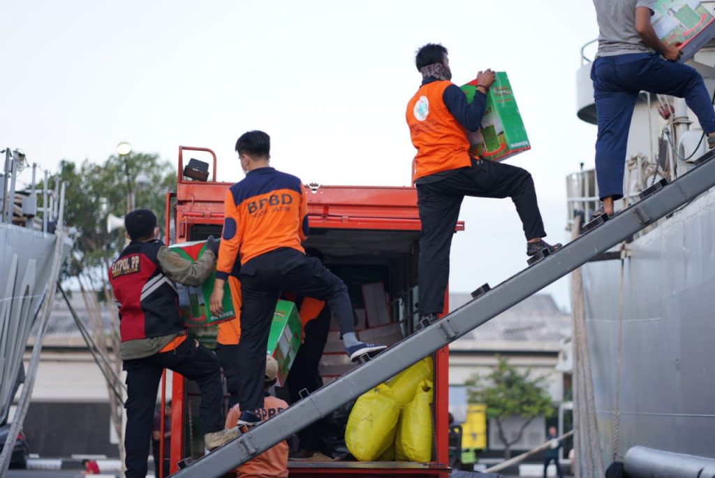 Ribuan Sembako Diangkut Kapal Perang untuk Tiga Pulau di Sumenep