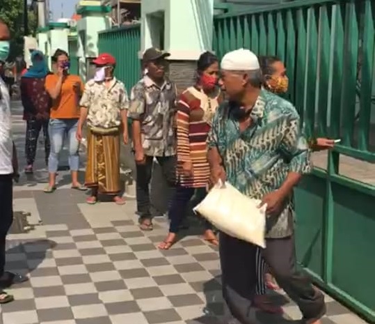 Pembagian Sembako di Muslimat NU Surabaya Berlangsung Tertib