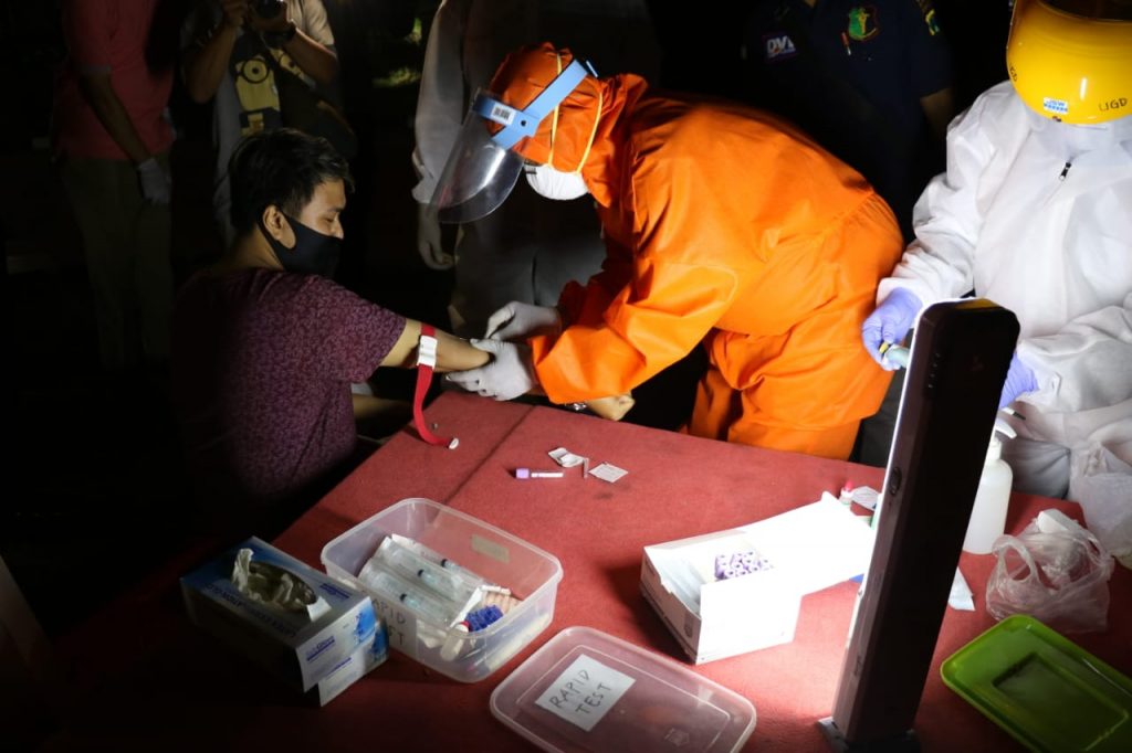 Langgar Jam Malam PSBB, Puluhan Pengunjung Warkop Di-Rapid Test
