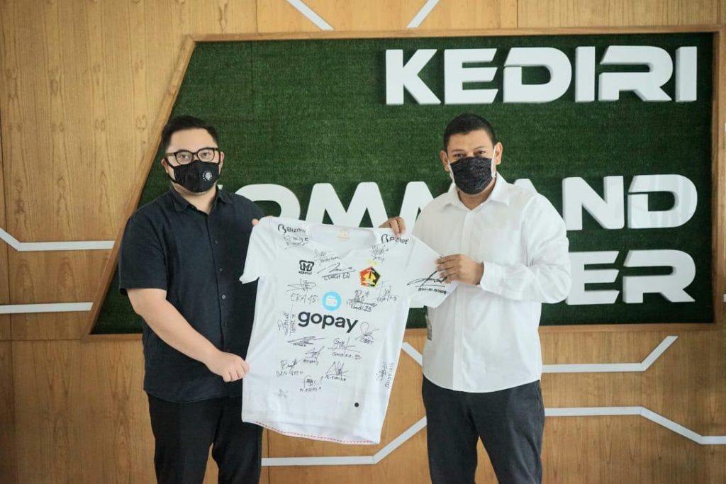 Dhito Pramono Menang Lelang Jersey Persik Koleksi Wali Kota Kediri