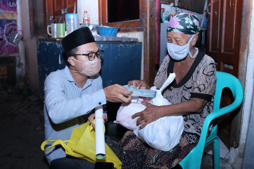 Lansia Ini Berkaca-kaca Pangan Hariannya Terpenuhi Berkat Bantuan dari Cak Machfud