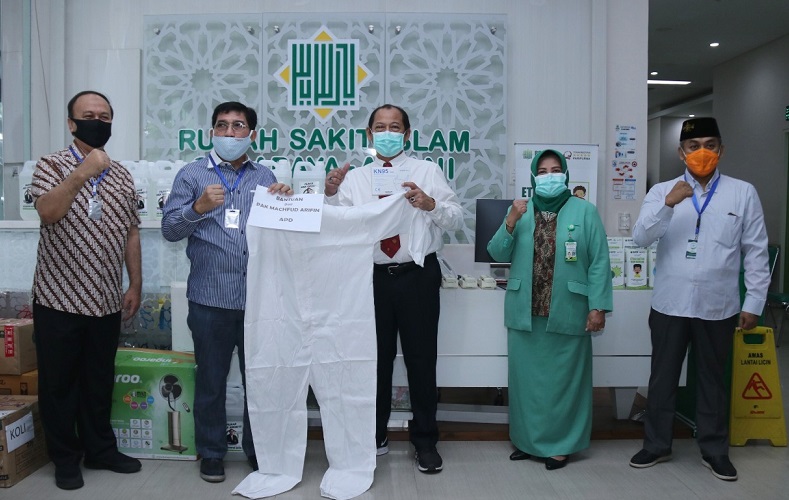 Demi Lindungi Tenaga Medis, Cak Machfud Sumbangkan APD untuk RSI Ahmad Yani
