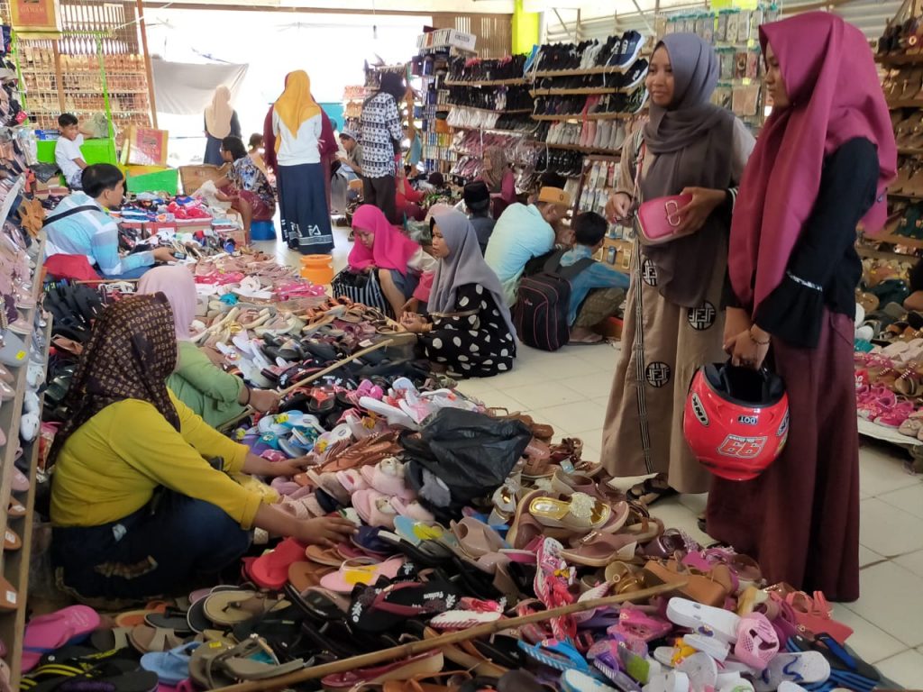 Pengunjung Pasar Srimangunan Abaikan Pengunaan Masker