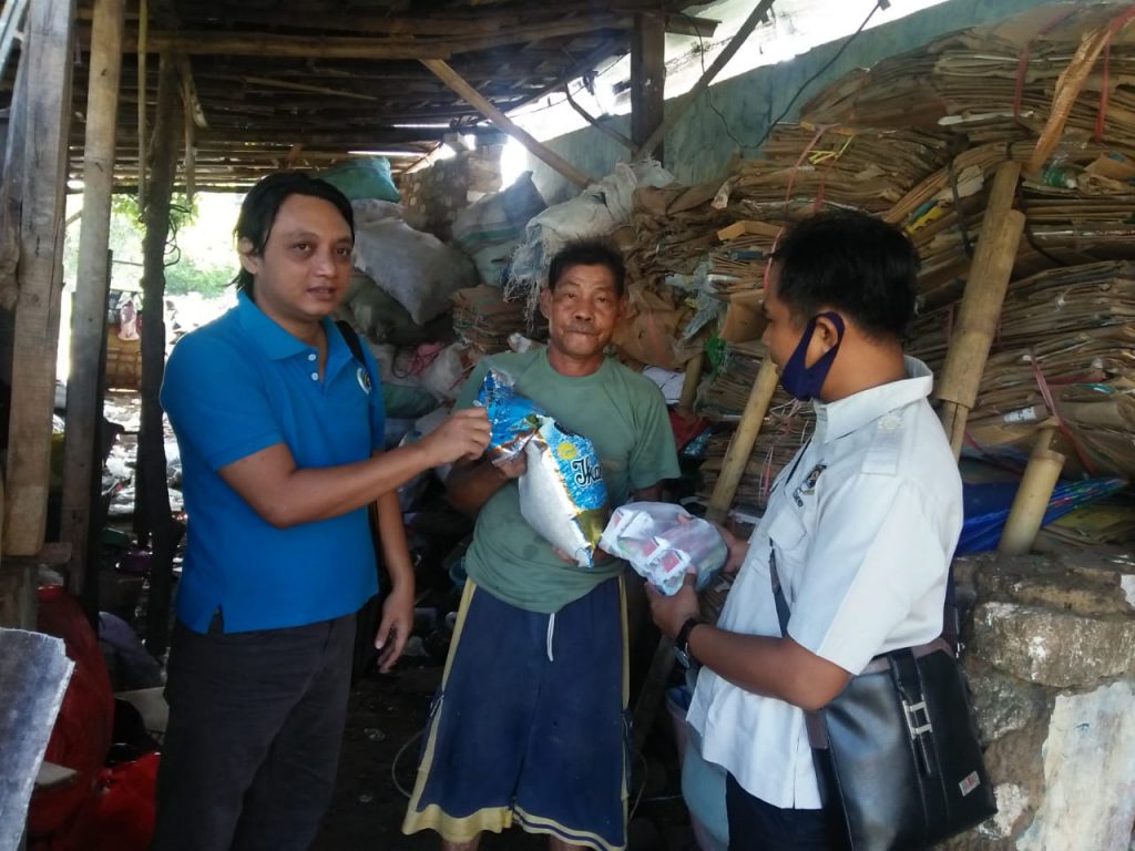 PWI Sumenep dan HIPO Bagikan Paket Sembako ke Warga Terdampak Covid-19