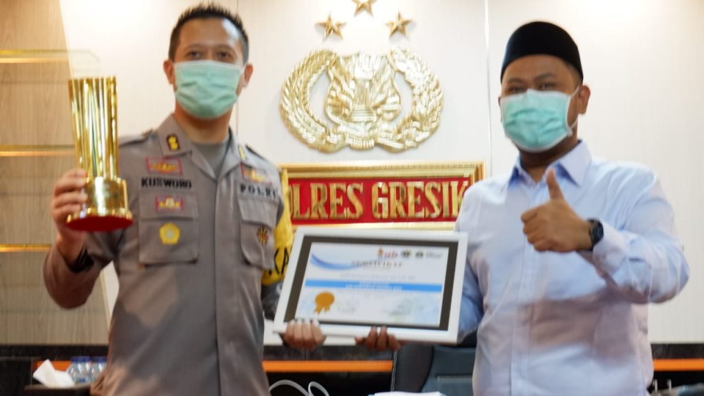 Apresiasi Kinerja Polisi, PWI Gresik Beri Penghargaan Kapolres AKBP Kusworo Wibowo