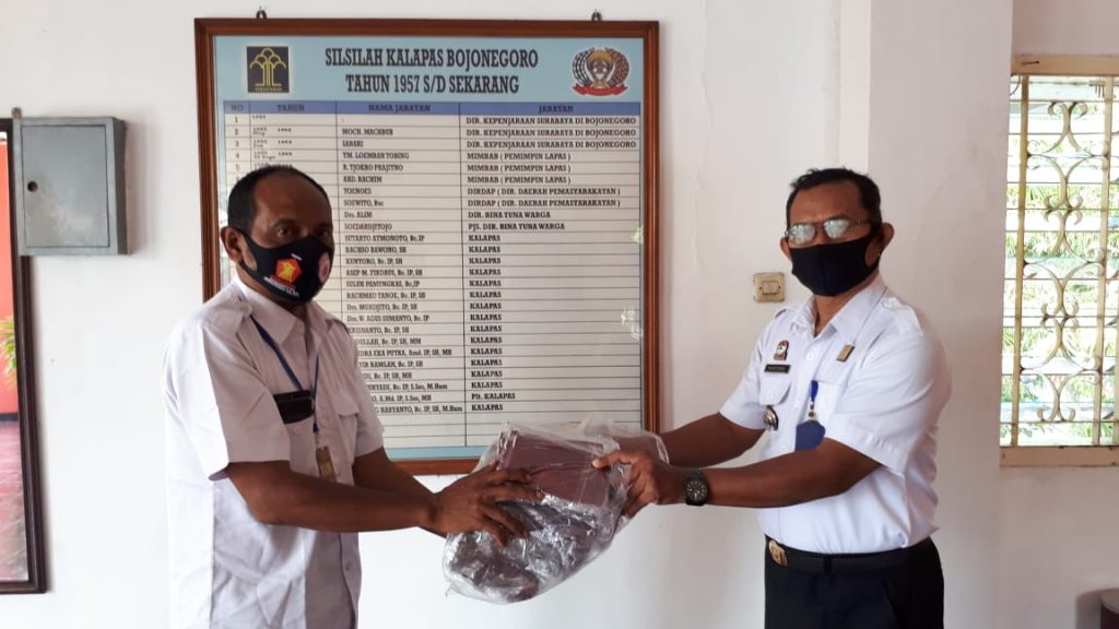 Anggota DPR RI Bagikan Ratusan Masker di Lapas Bojonegoro