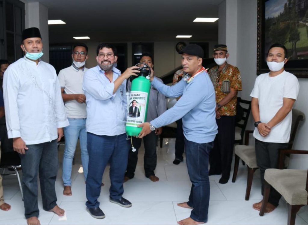 Sterilkan Pasar dari Covid-19, Cak Machfud Bekali Pedagang Surabaya Disinfektan