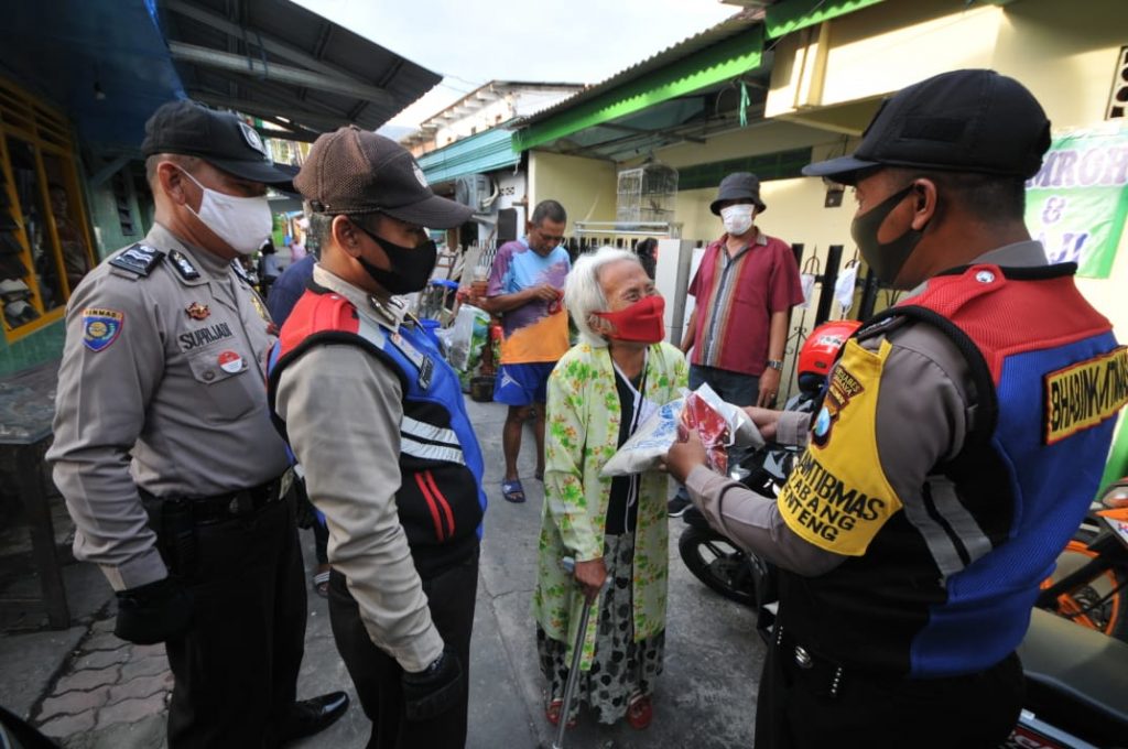 Polisi Bagikan Sembako untuk Warga Terdampak Corona