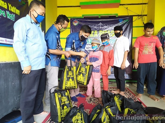 Pandemi Covid-19, PWI Sidoarjo Serahkan Bantuan ke Panti Asuhan