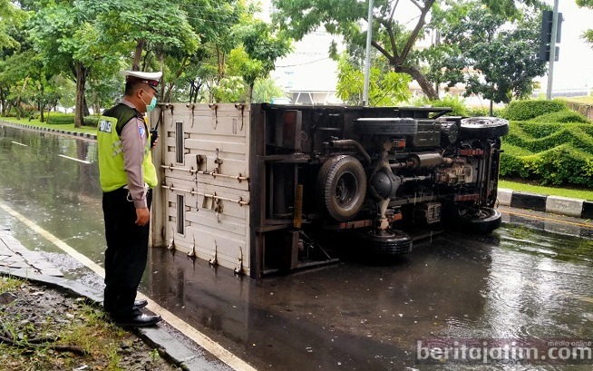 Ugal-ugalan saat Hujan, Truk Tergelincir di Jalan Ir Soekarno