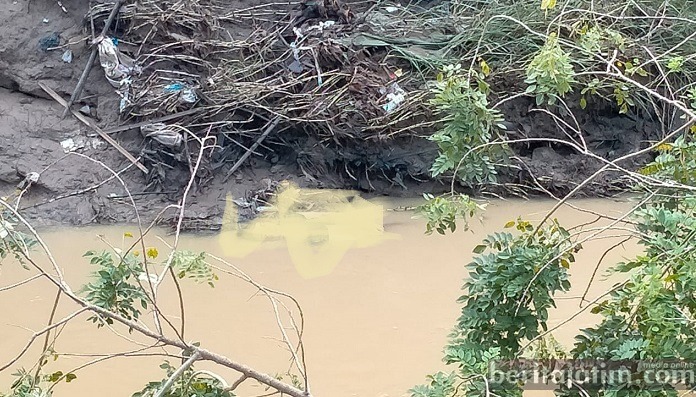 Ibu dan Anak Terserat Arus Sungai