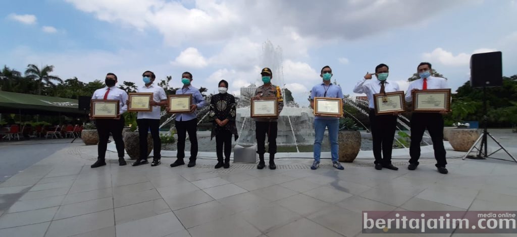 Kapolrestabes Surabaya Terima Penghargaan dari Wali Kota Risma