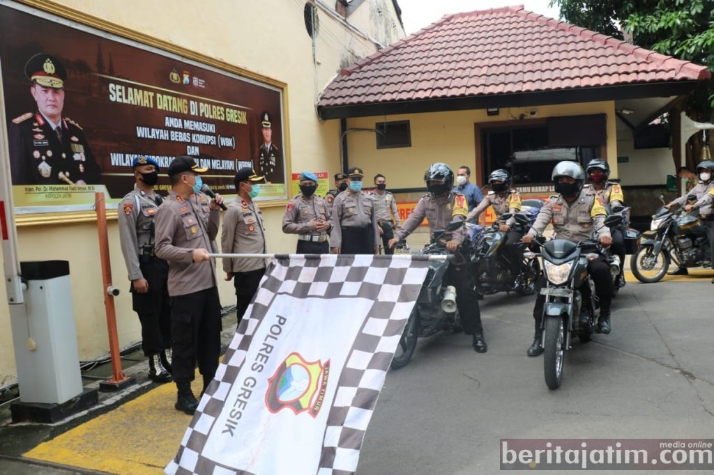 Bhabinkamtibmas Gresik Distribusikan Sembako ke Warga Terdampak Covid-19