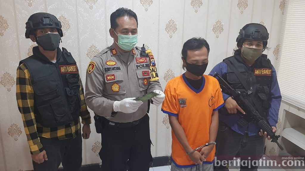 Pesan Kopi, Ryan Hidayat Curi Ponsel Milik Warkop