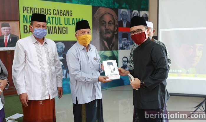 Bupati Anas Bagikan Paket Buku Tentang Bung Karno ke Pesantren