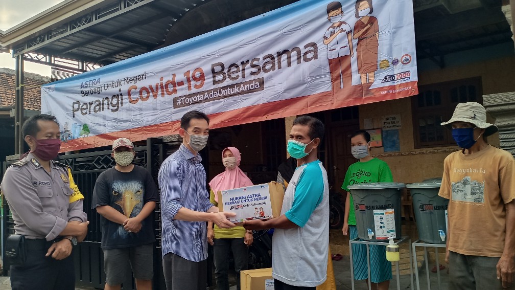 Dealer Auto 2000 Kediri Suharmaji Bantu Sembako Warga Sekitar