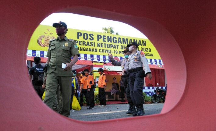 Personil Gabungan di Pamekasan Bagikan Masker Gratis