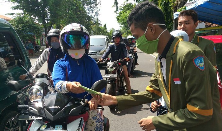 PMR SMAN 2 Pamekasan Bagikan Masker Gratis