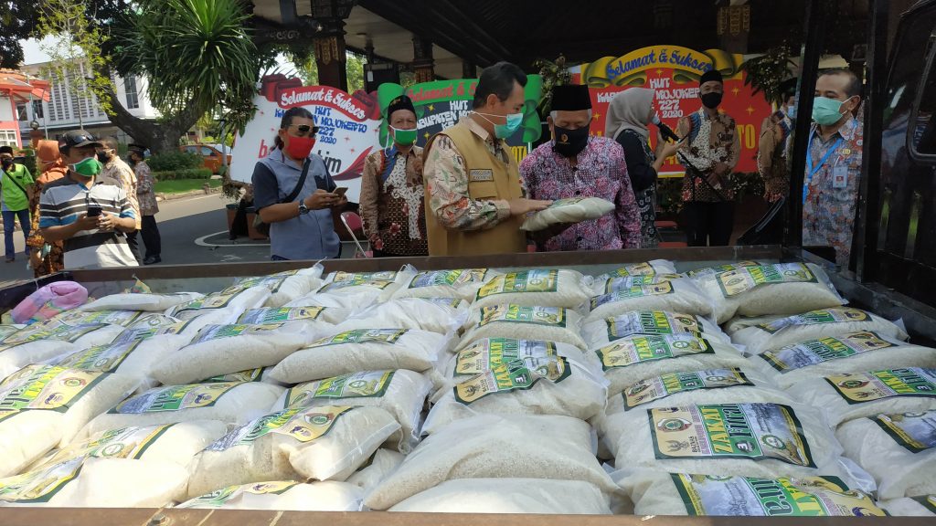 Bupati Mojokerto Berangkatkan Pendistribusian 3.750 Zakat Fitrah dari Baznas