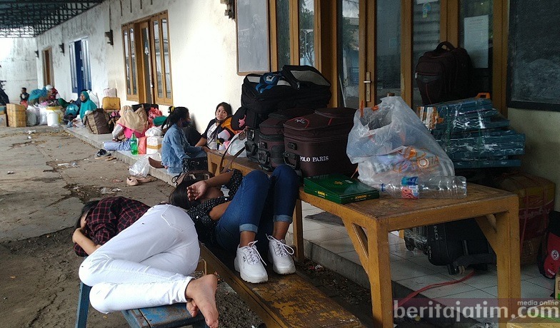 Pemudik Asal Kepulauan Madura Terlantar di Pelabuhan Tanjungwangi