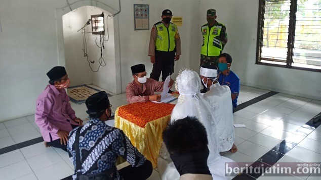 Dikawal Ketat Polisi, 41 Pasangan Lakukan Akad Nikah di ‘Malem Songo’