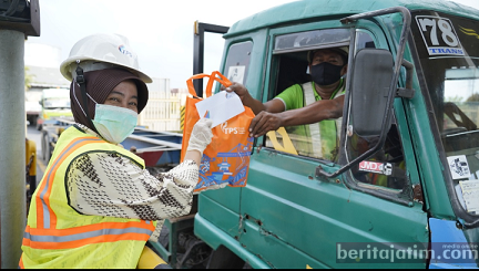 TPS Bagikan Paket Sembako untuk Sopir Truk