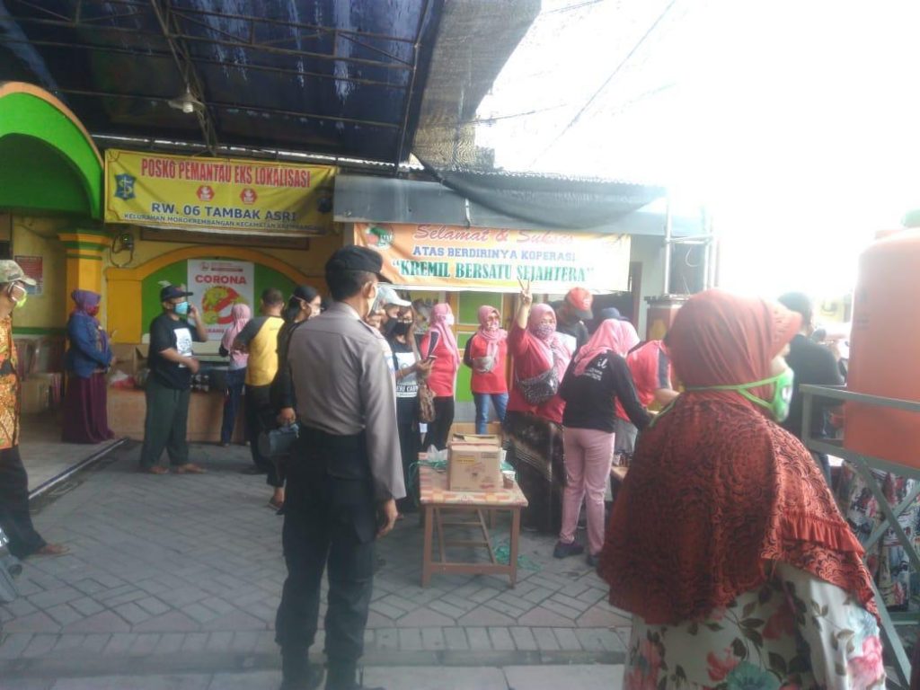 Warga Morokrembangan Bagikan Ribuan Masker dan Wedang Pokak