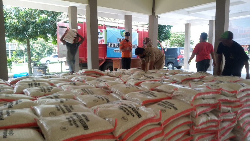 Pemkab Kediri Salurkan Beras Bantuan untuk 3.917 KK