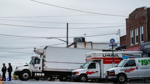 Puluhan Jenazah dengan Bau Menyengat Ditemukan di Truk Mayat