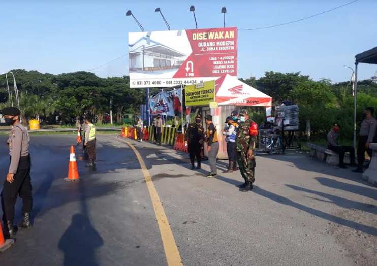 Periksa Kendaraan, Aparat Gabungan Siaga 24 Jam di Exit Tol Tandes