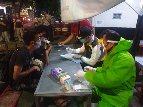 Cegah Penyebaran Covid-19, Polisi Kembali Bubarkan Pengunjung Warung Kopi